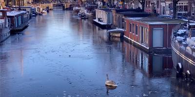 Каналы Амстердама замерзли, и горожане используют их как ледовые катки - ТЕЛЕГРАФ