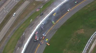 Массовая авария на гонке NASCAR: 16 авто всмятку (Видео)