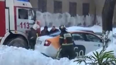 Московские пожарные руками убрали машину с дороги