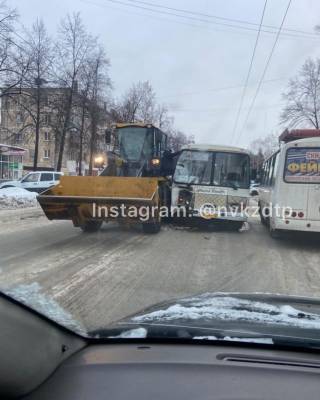 В Новокузнецке столкнулись автобус и снегоуборочная техника
