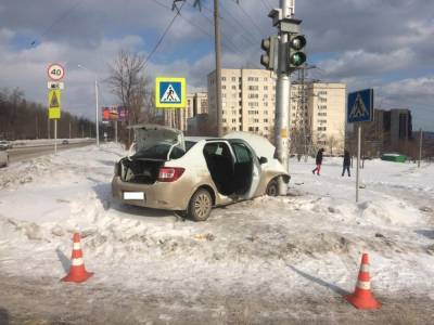 В Уфе легковушка влетела в столб: есть пострадавшие