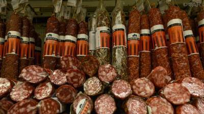 Производители попросили поднять цены на колбасу в России