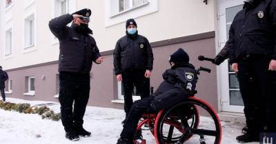 "У него мало времени": в Черновцах в ряды патрульной полиции приняли 10-летнего мальчика с опухолью мозга (4 фото)