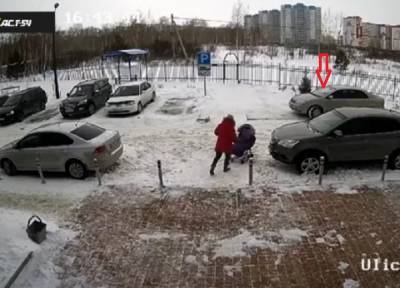 Автохам из Новосибирска сбил мамочку с коляской из-за замечания о парковке