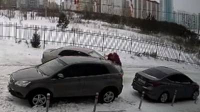 В Новосибирске водитель наехал на женщину с коляской из-за замечания