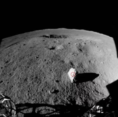 Китайский луноход обнаружил на обратной стороне Луны странный объект: чтобы это могло быть? (фото, видео)