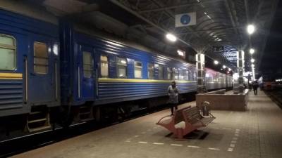 Железнодорожники Украины показали, как растапливают лед на стеклах горящей бумагой