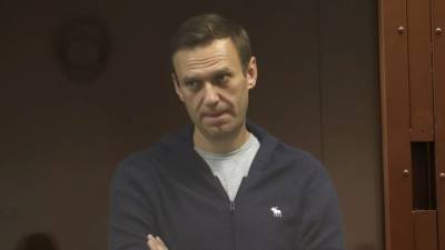 Навального доставили в суд, где пройдёт заседание по делу о клевете