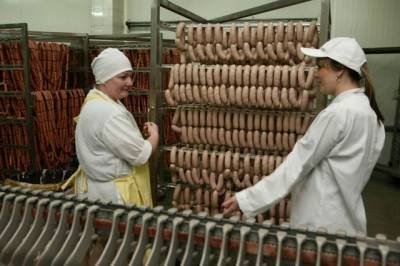 Мясопереработчики просят ретейлеров повысить цены на колбасу и сосиски