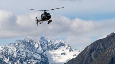 Уникальные кадры: Как летчик спас лыжника со склона, рискуя жизнью