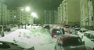 В Башкирии вандал не испугался камеры слежения и поджёг машину