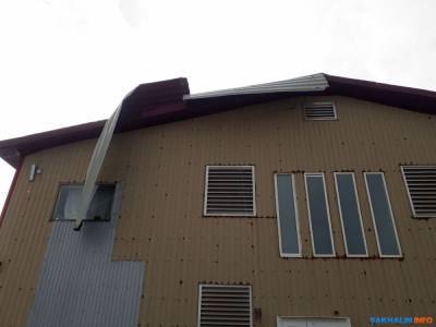 В Курильске ураган повредил крышу средней школы