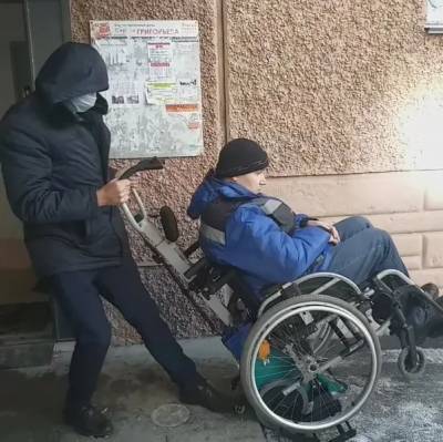 Власти Челябинска купили подъемник для инвалида. Но пользоваться им невозможно