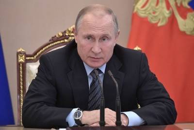 Путин распорядился перевести россиян на электронные документы