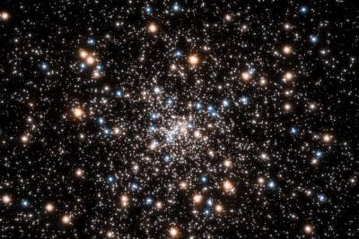 Телескоп Hubble обнаружил скопление маленьких черных дыр: видео