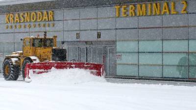 Снегопад заблокировал вылет 19 самолетов в аэропорту Краснодара
