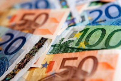 Доллар дешевеет в паре с евро, фунт продолжает укрепляться