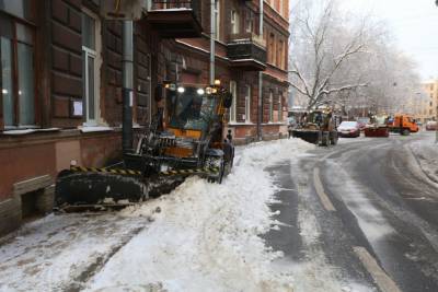 Снежная погода спровоцировала пробки в Петербурге во вторник утром