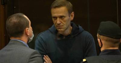 Навального хотят наказать за оскорбление судьи и прокурора