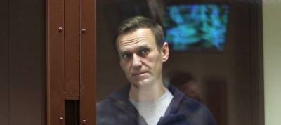 Навального доставили в суд на очередное заседание по делу о клевете на ветерана
