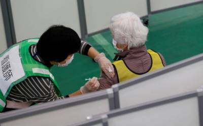 В Японии начинается вакцинация Pfizer, но часть вакцин придется выбросить