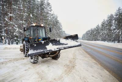 В усиленном режиме: 400 машин спецтехники убирают последствия снегопада на дорогах Ленобласти