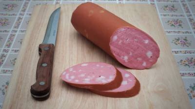 «Переработанное мясо с канцерогенами»: правда ли, что колбасные изделия могут способствовать развитию рака?