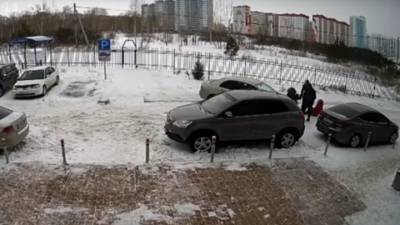 Неправильная парковка: новосибирский водитель наехал на женщину с коляской