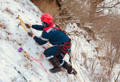 В Ленобласти спасатели отработали передвижение по ледяным склонам