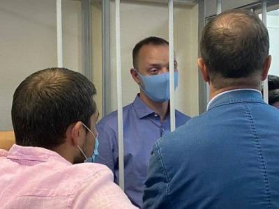 Российского оппозиционного журналиста держат в тюрьме без доказательств вины — Reuters