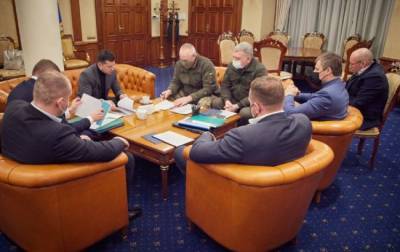 Зеленский после визита в ОАЭ провел ночное совещание по ситуации на Донбассе