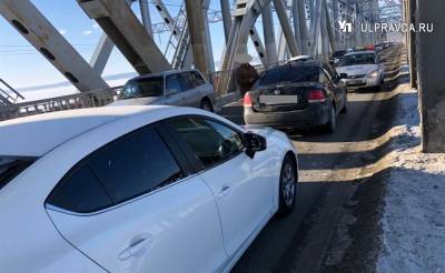 На Императорском мосту столкнулись четыре автомобиля. Образовалась пробка