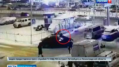В Петербурге задержали мужчину, намеренно сбившего полицейского и прокатившего его на капоте
