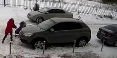 В Новосибирске водитель сбил на авто маму с ребенком за замечание о парковке и уехал, видео - ТЕЛЕГРАФ