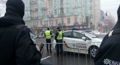 Неправильно надел маску: в Киеве мужчину, который зашел в кафе с детьми, ударили ножом в грудь