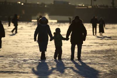 За гуляющими в мороз по льду петербуржцами будут следить внимательнее