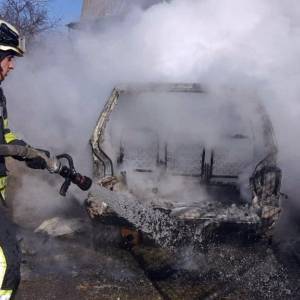 В поселке под Запорожьем дотла сгорел автомобиль Renault. Фото