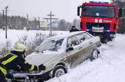 Непогода ограничила движение транспорта в трех областях Украины