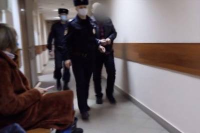 Столичная полиция задержала мужчину, бросившего бутылку в лобовое стекло поезда в метро