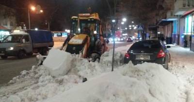 За прошедшие сутки с улиц Киева вывезено 16 тыс. тонн снега (фото)