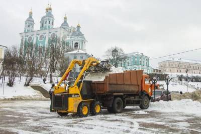 За сутки с улиц Смоленска вывезли более 620 кубометров снега