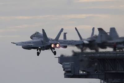 У следившего за российским Су-35 американского F/A-18E возникли проблемы