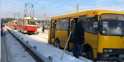ДТП Миропольская сегодня Киев 16.02.2021 - Автобус перекрыл трамвайные пути, пробка на карте, фото/видео - ТЕЛЕГРАФ