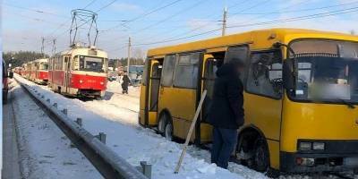 Алишер Навои - ДТП Миропольская сегодня Киев 16.02.2021 - Автобус перекрыл трамвайные пути, пробка на карте, фото/видео - ТЕЛЕГРАФ - telegraf.com.ua - Киев - район Днепровский, Киев - Київ