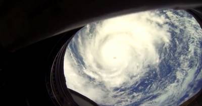 Российский космонавт показал на видео с борта МКС тайфун