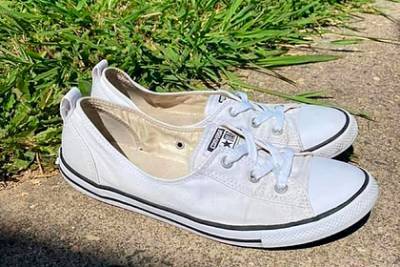 Женщина показала дешевый способ очистить белую обувь