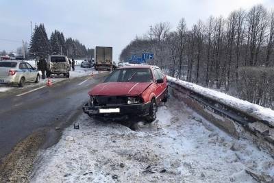 Четыре автомобиля столкнулись на трассе М-1 в Смоленской области