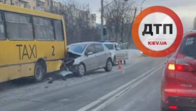 На Воздухофлотском проспекте в Киеве легковушка жестко влетела в маршрутку: видео