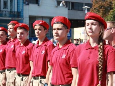 «Вы не мужчины»: в красноярской школе бывший тюремщик заставлял детей маршировать, рассказывая об «опущенных» на зоне