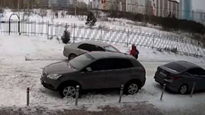В Новосибирске водитель Toyota умышленно сбил женщину с ребенком в коляске